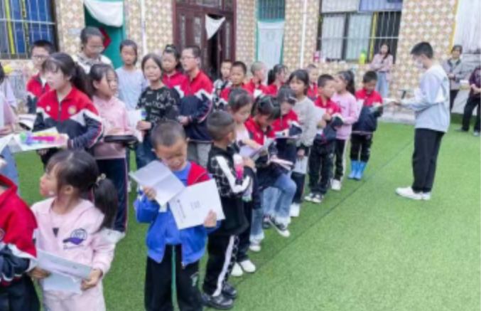 咸阳庞大奔驰与小白兔医院为留守儿童献爱心