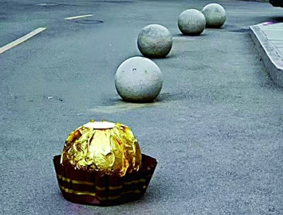 巧克力石墩“费力挪”缘何出圈?