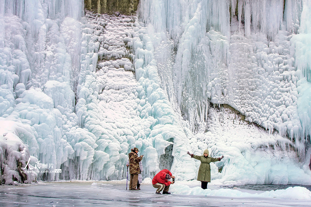 河北兴隆：天然冰瀑引客来