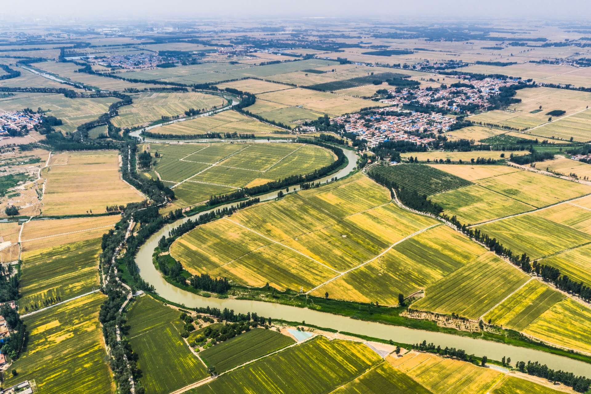 晨光中，京杭大运河南运河段水光潋滟。这条曾断流百年的千年运河，如今已连续四年全线贯通，重新成为连接南北的经济文化动脉。这不仅仅是水流的回归，更是人与水关系的重塑，是人们文化记忆的唤起。随着江河保护治理的全面开展，一条条重现生机的河流一路奔腾，一路欢歌。