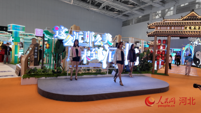 2025年6月16日,廊坊经洽会开幕首日,多业态融合消费市集上的模特走秀。人民网记者 朱延生摄